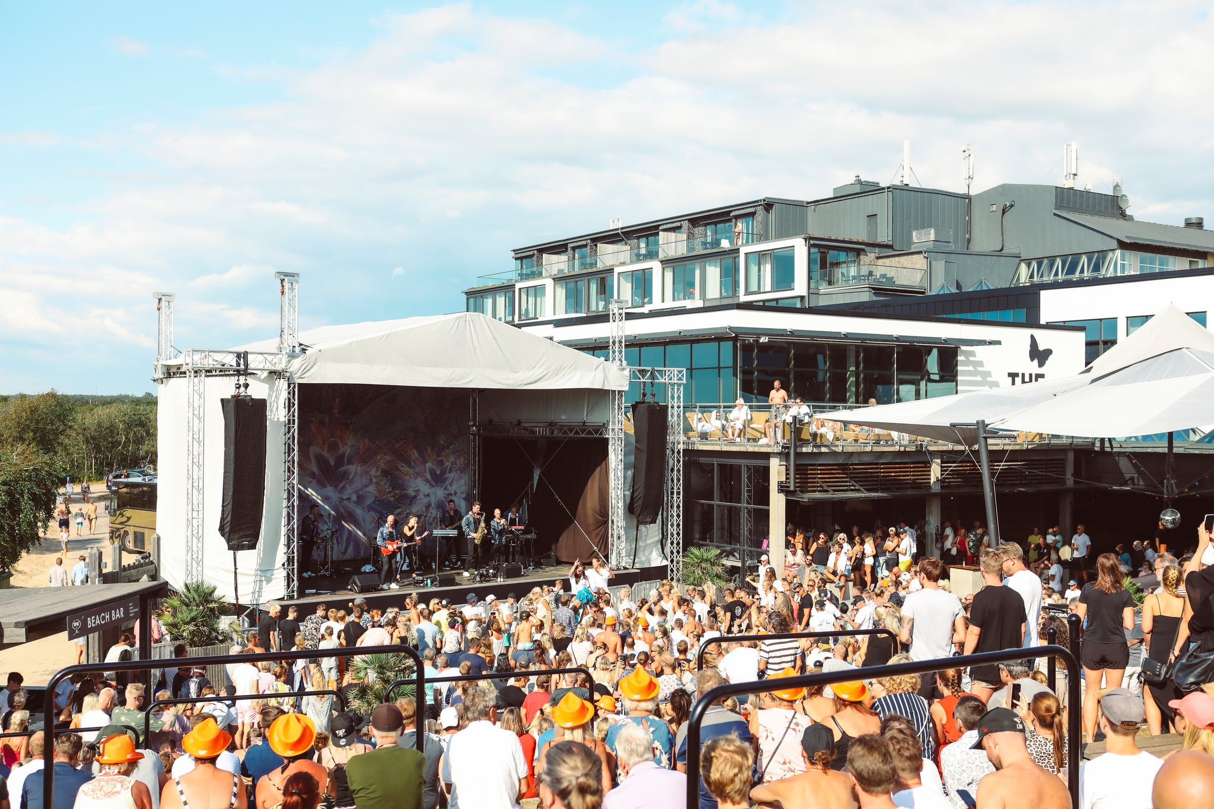 Scenen och publiken i sommarsolen